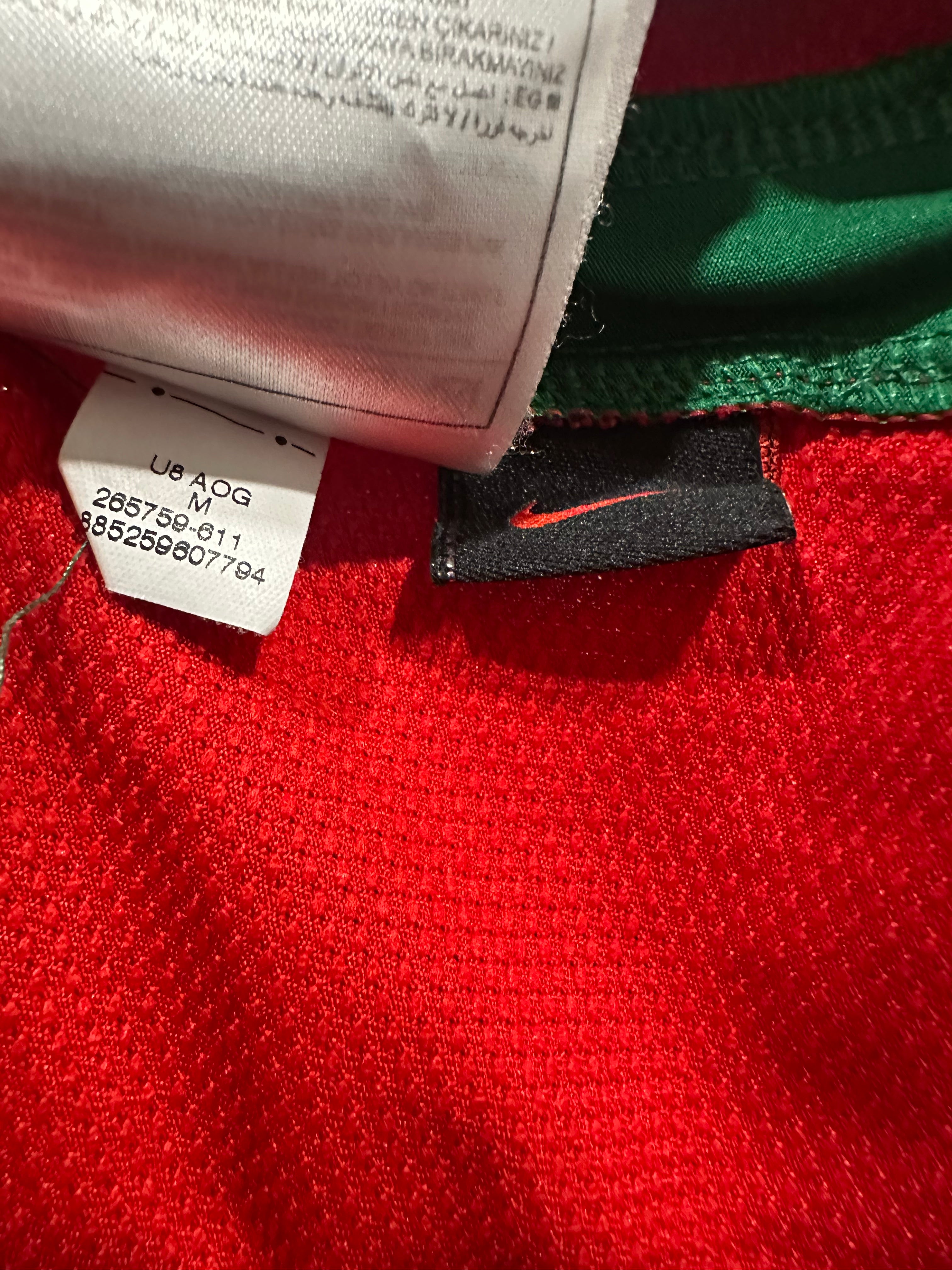 Portugal 2008-09 Home Soccer Jersey (M)