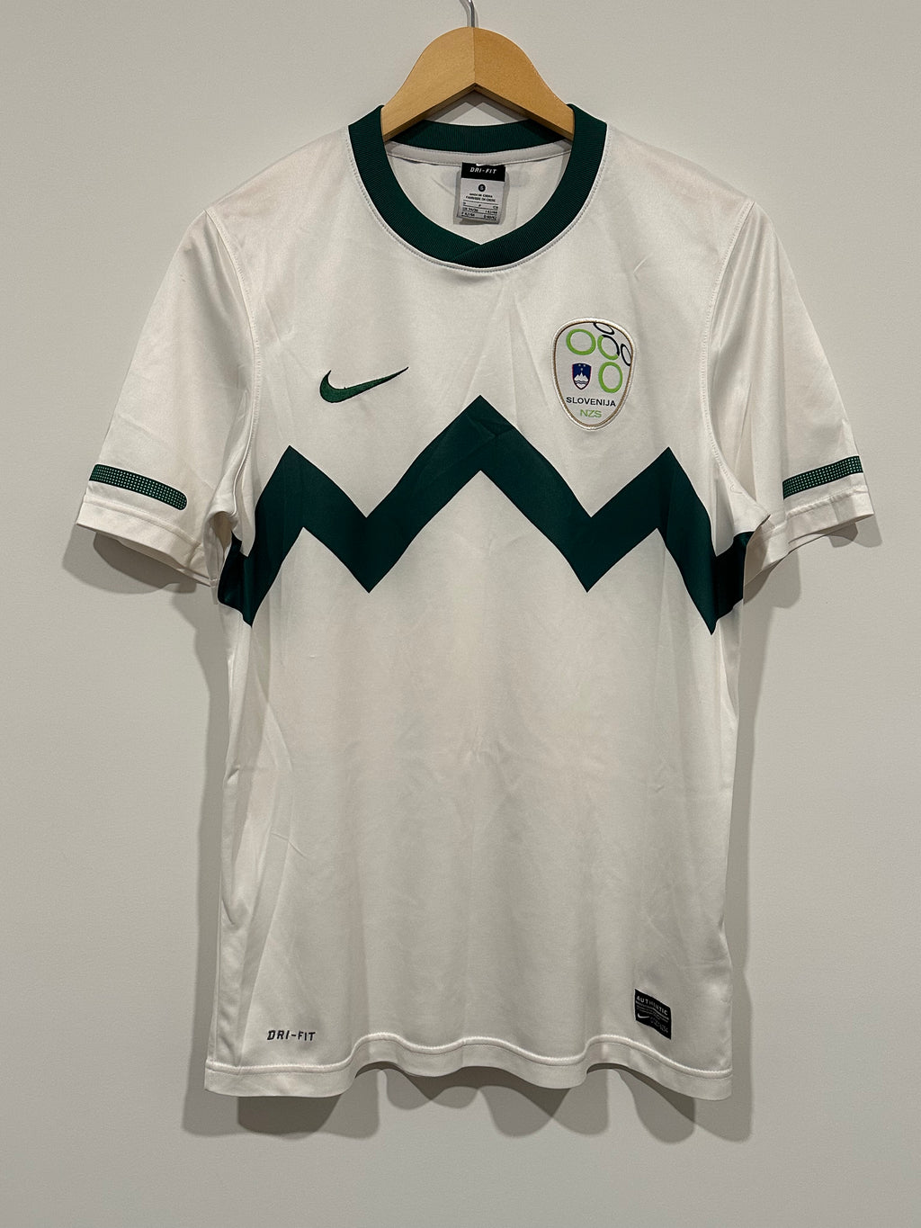 Slovenia 2010-11 Home Soccer Jersey (S)