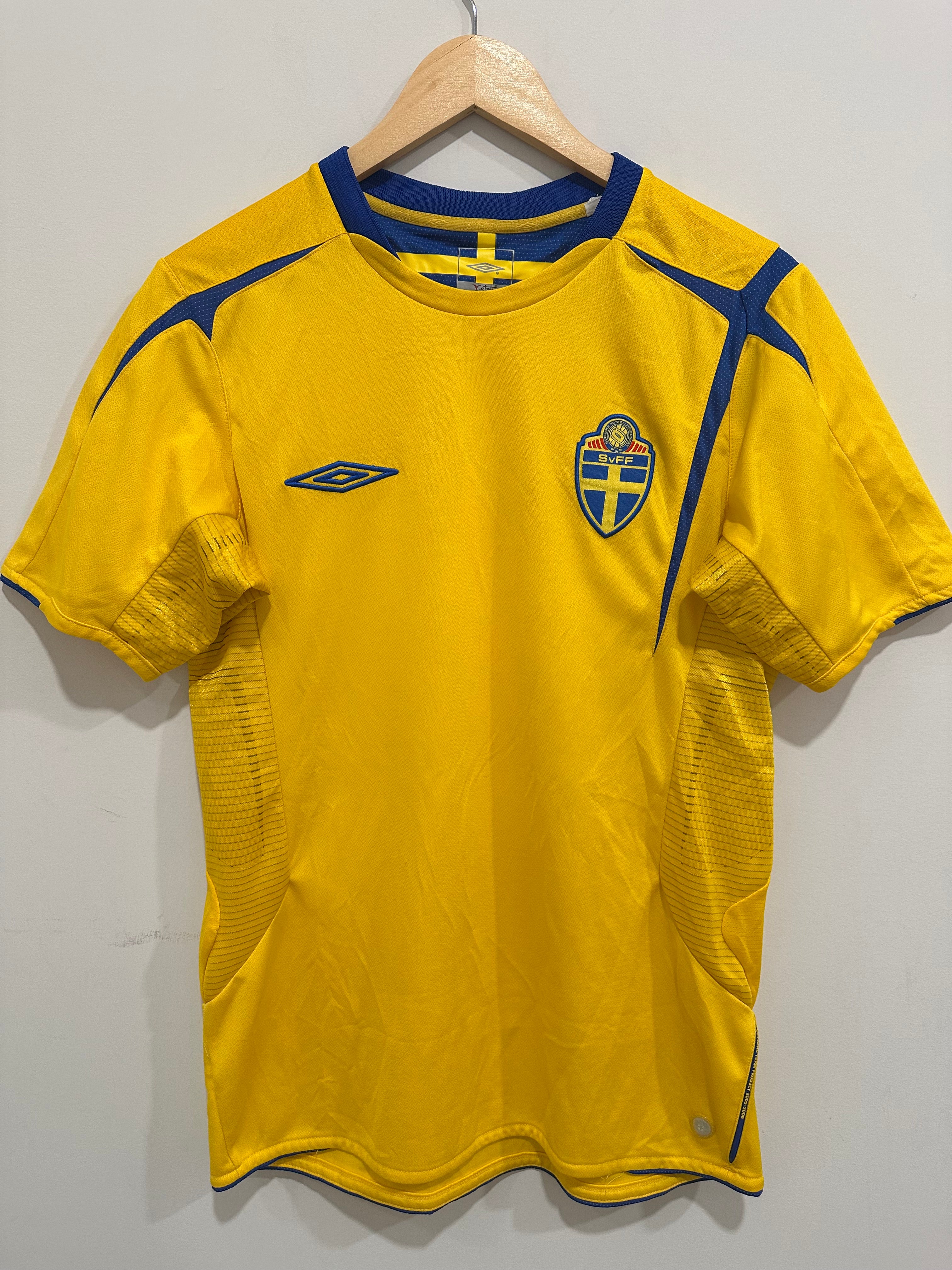 Sweden 2005-06 Home Soccer Jersey (S)