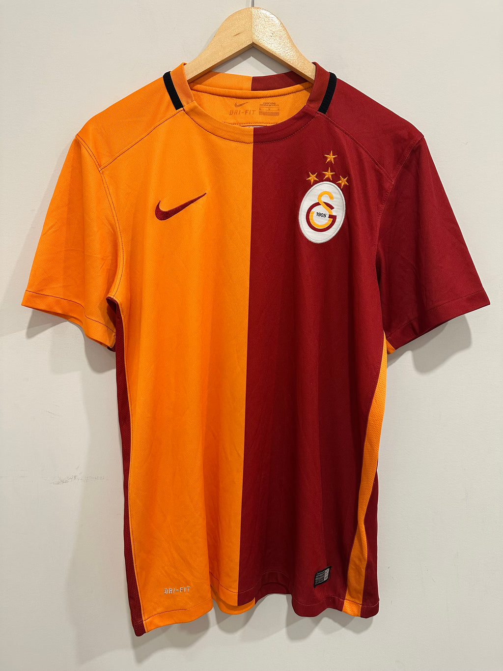 Galatasaray 2015-16 Home Soccer Jersey (M)