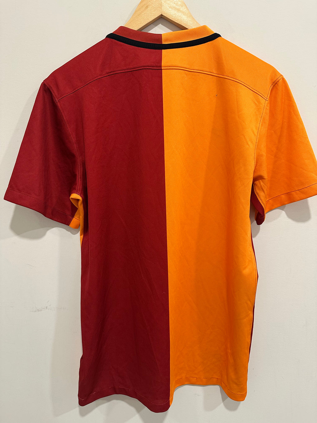 Galatasaray 2015-16 Home Soccer Jersey (M)