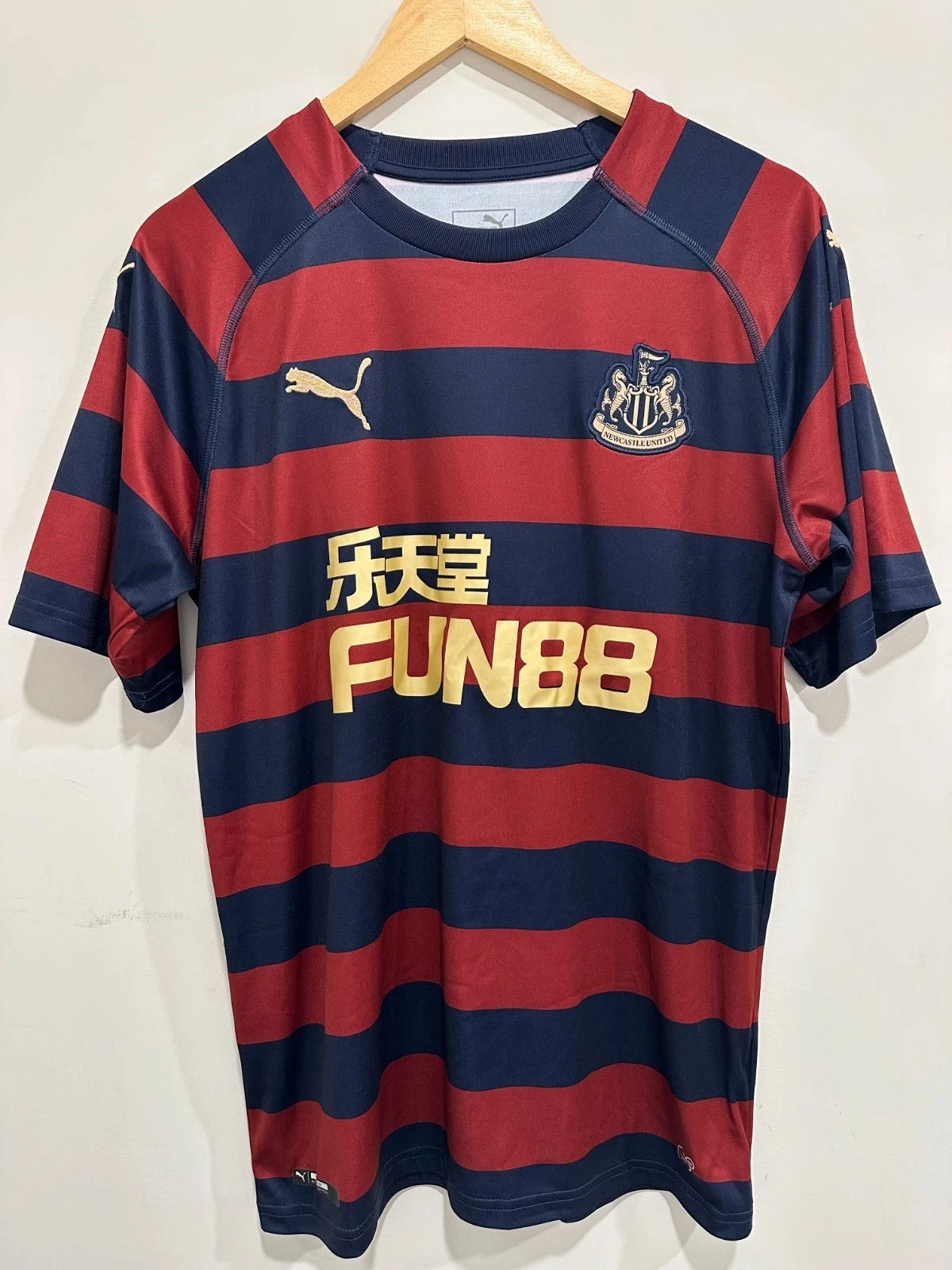 Newcastle United 2018-19 Away Soccer Jersey (M)