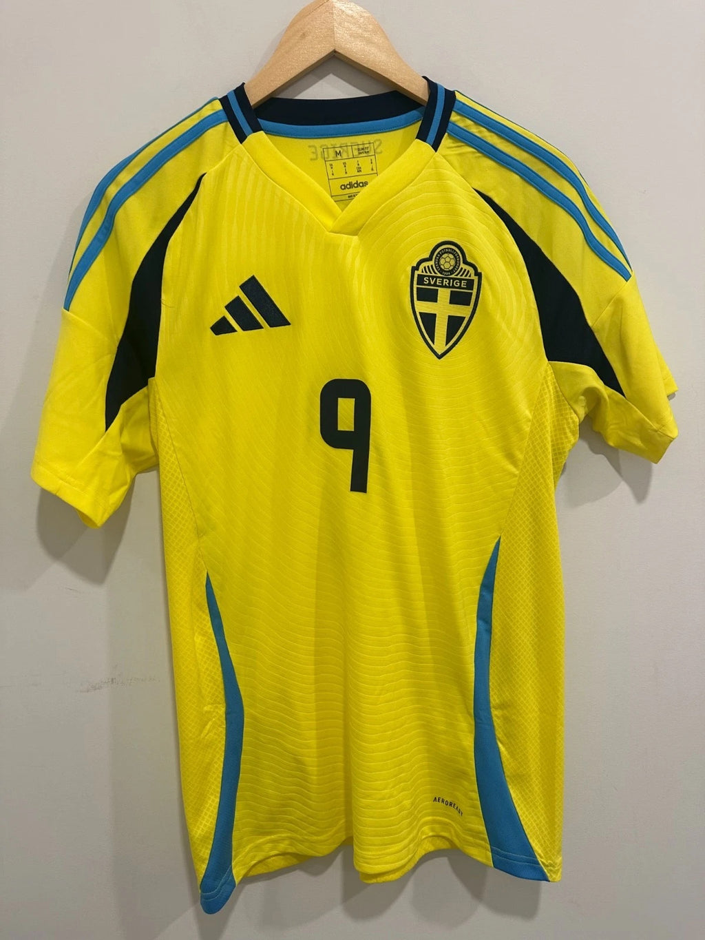 Sweden 2024-25 Home Soccer Jersey Isak #9 (M)